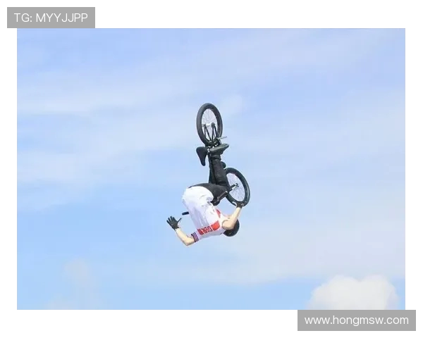 跳水运动的力量与美感在空中瞬间绽放展现人类极限与勇气的精彩瞬间